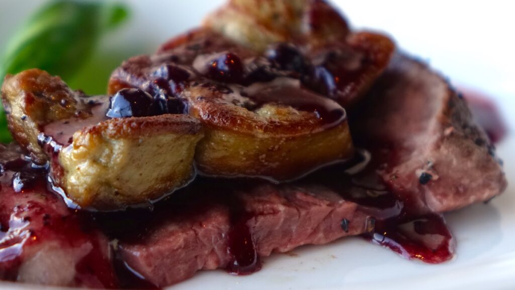 特選ローストビーフのフォアグラ載せの一例