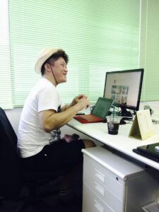 室内で麦わら帽子をかぶるくらい暑いです！（笑）