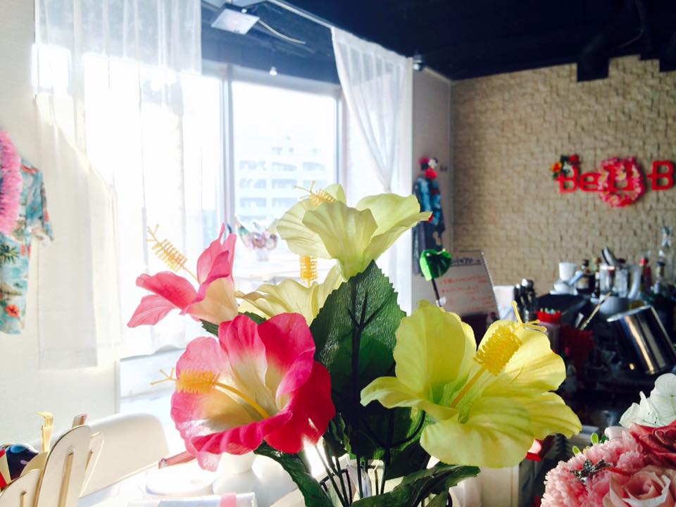 ハワイアンな店内