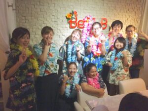 アロハシャツを着てくれたお客様とスタッフで記念撮影しました♪