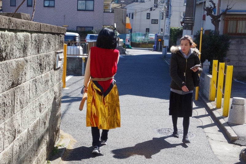 船橋の街を歩く金太郎