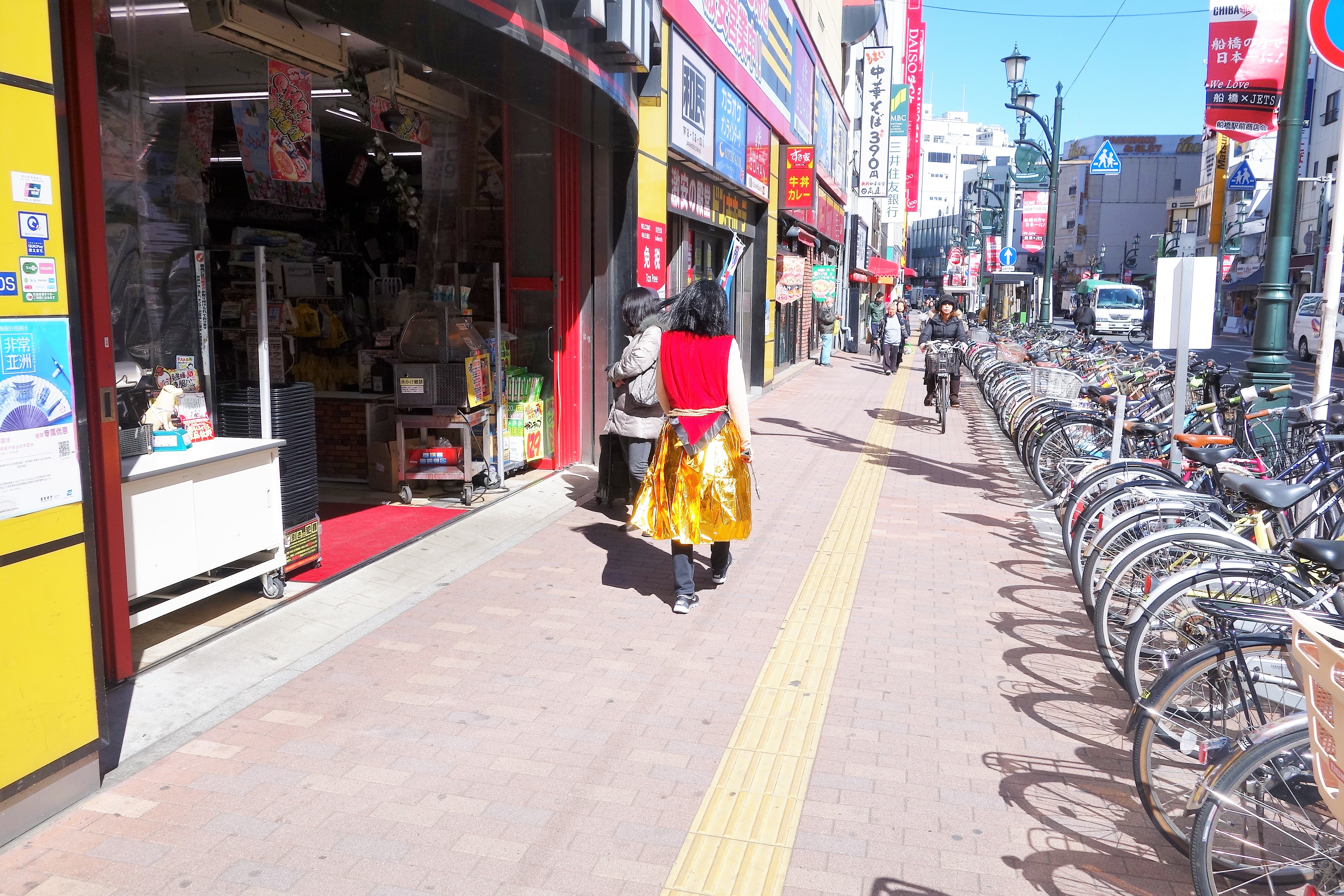 船橋の街を歩く金太郎