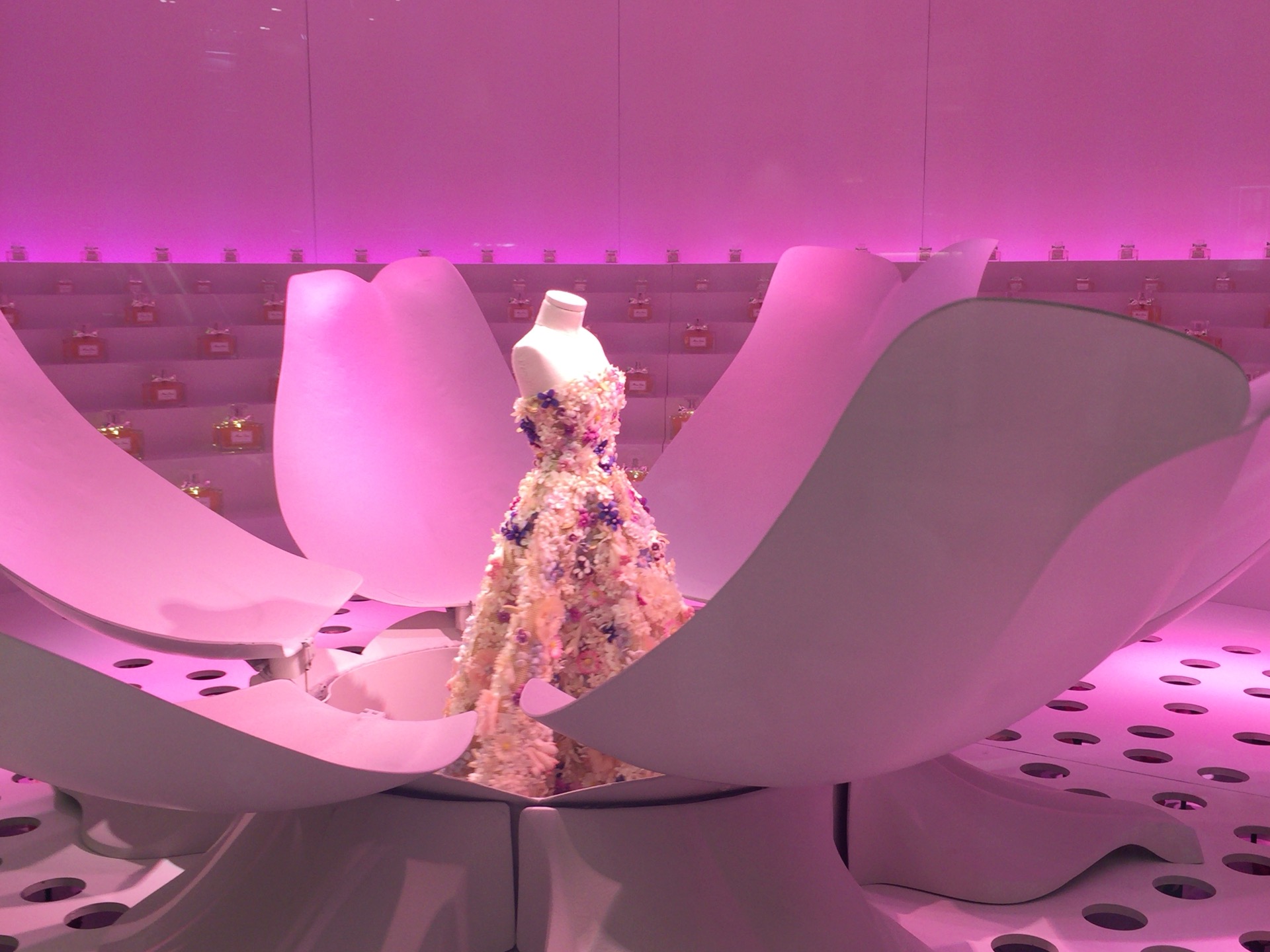 大阪の「ル・テアトル・ディオール展」でお姫様気分