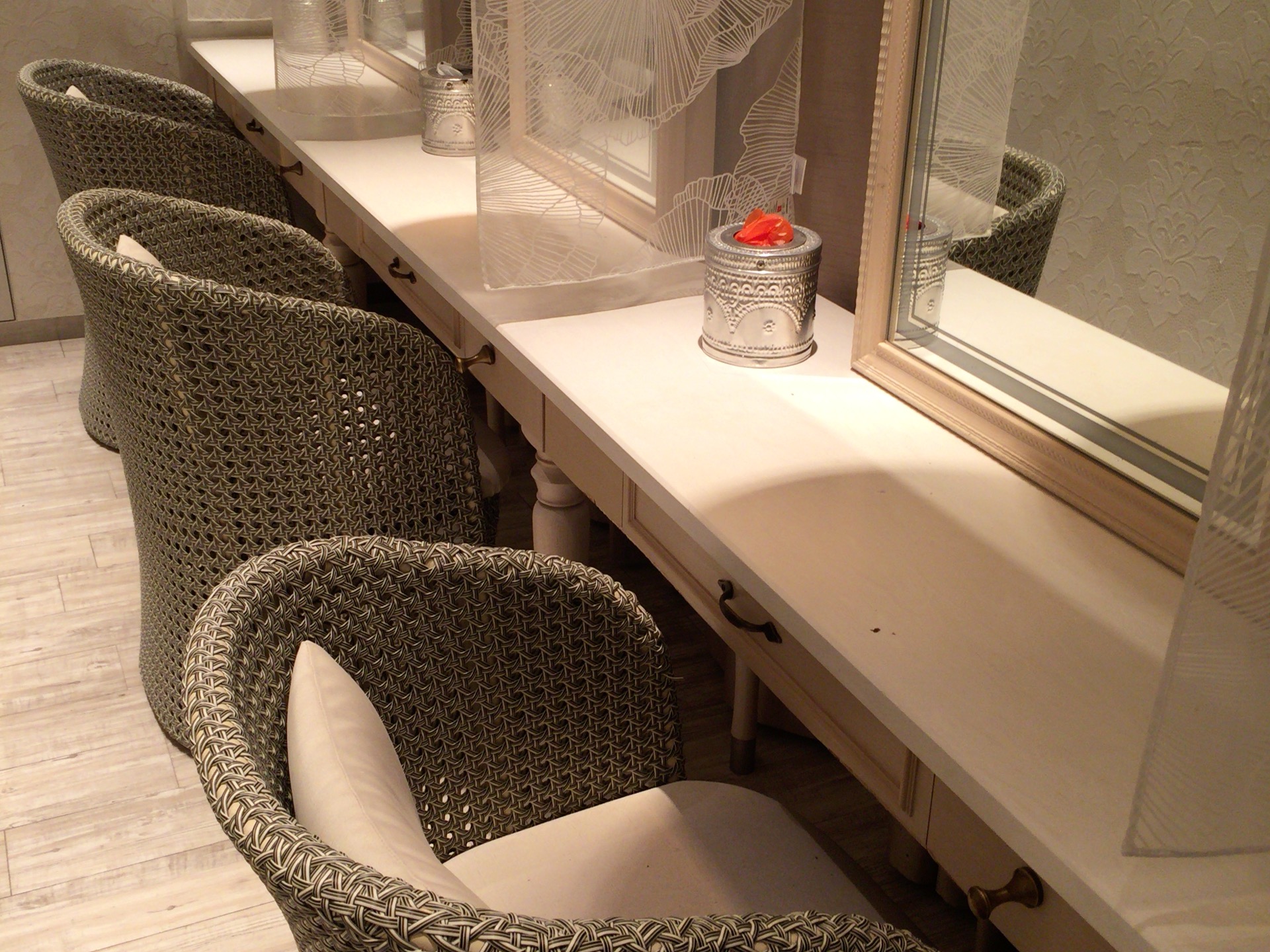 女性のトイレはパラダイス：パウダールーム