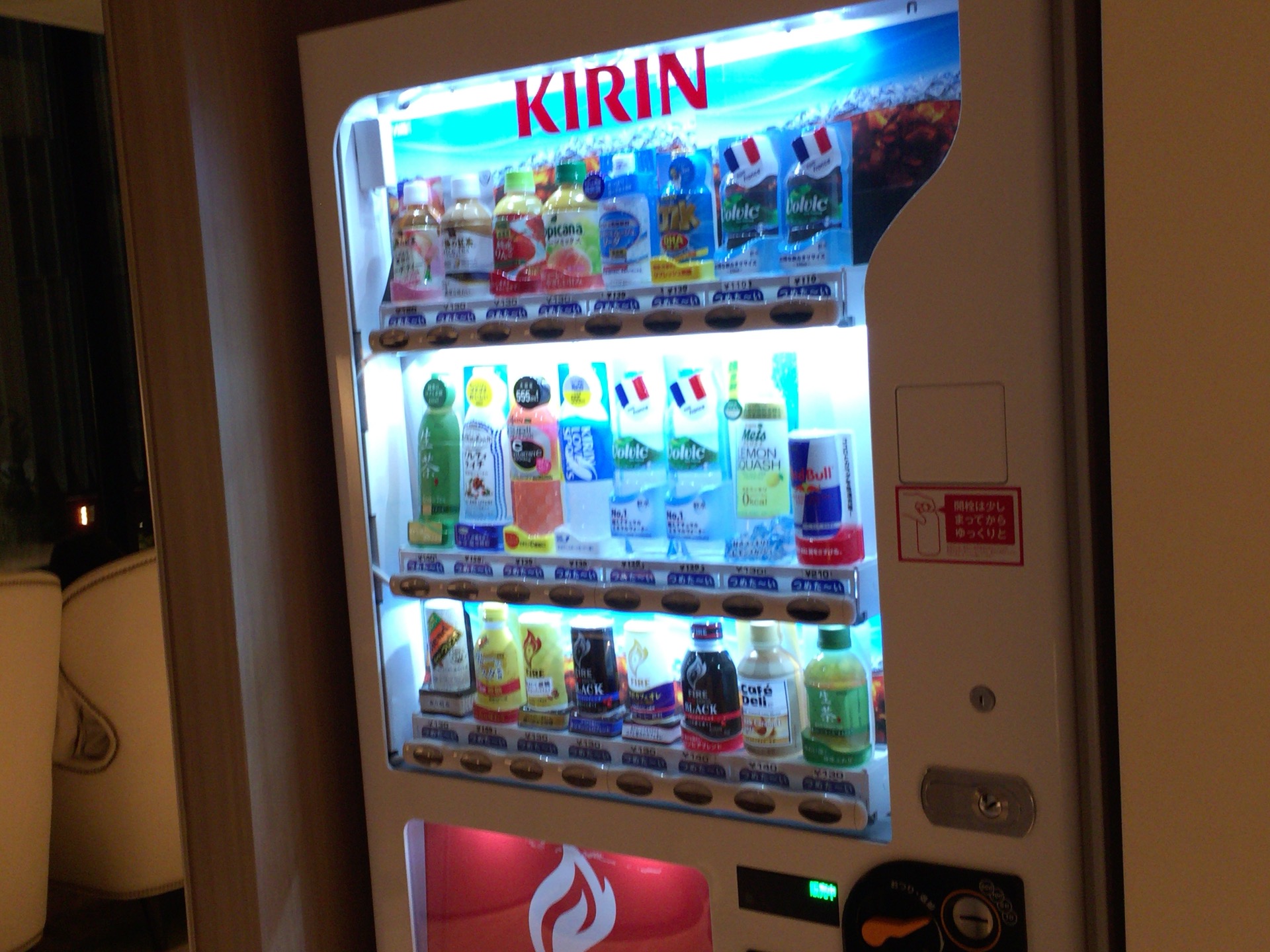 女性のトイレはパラダイス：自動販売機もある