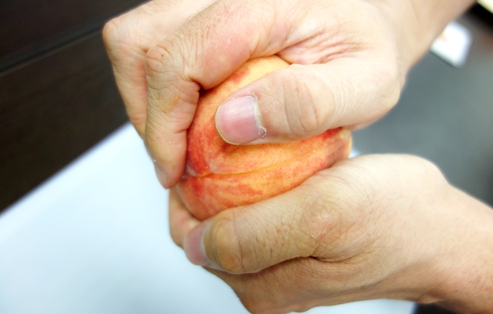 桃の上手な剥き方・切り方【簡単】