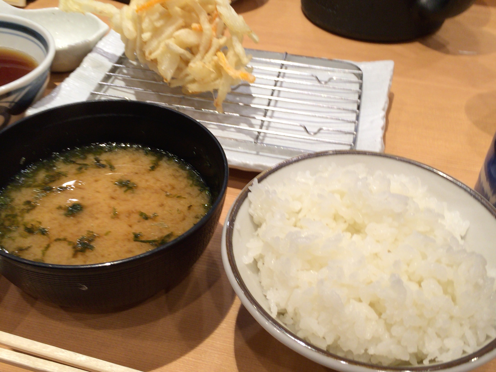 大阪名物、天神橋筋商店街にある「天ぷら定食まきの」