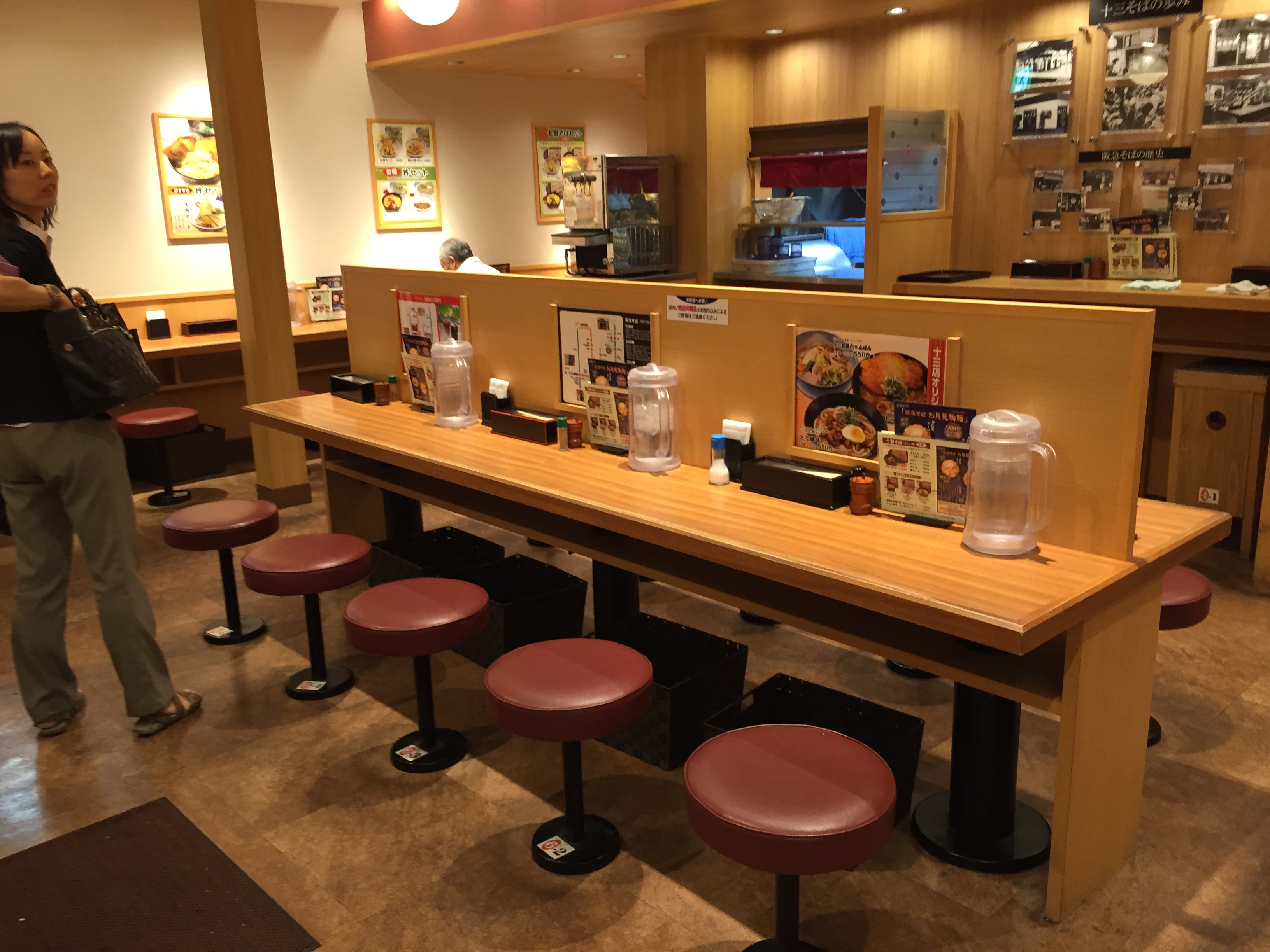 阪急十三駅の構内にある駅そば「若菜」