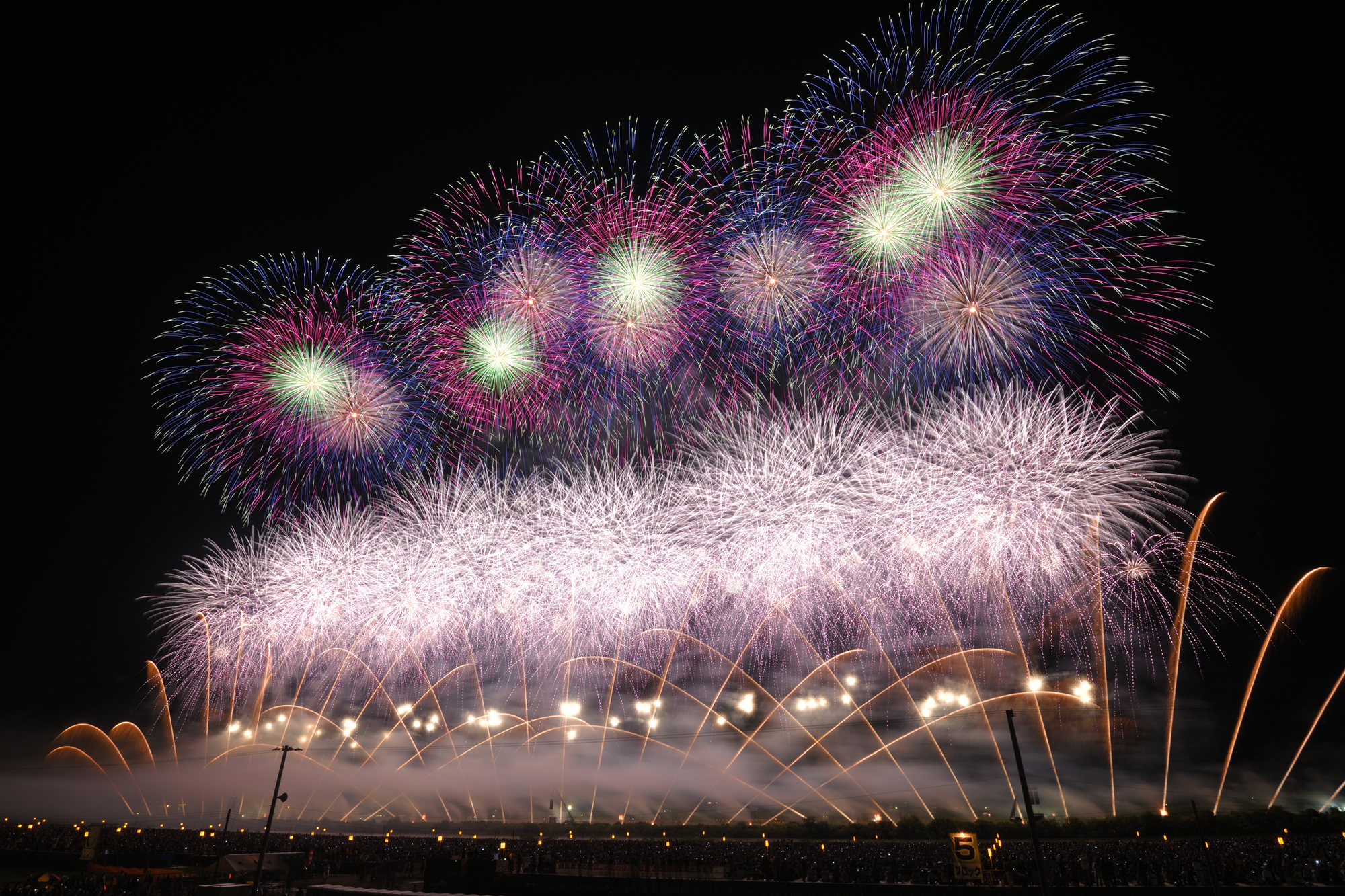 千葉＆秋田の花火マニア豪華共演：感動の花火プログラム