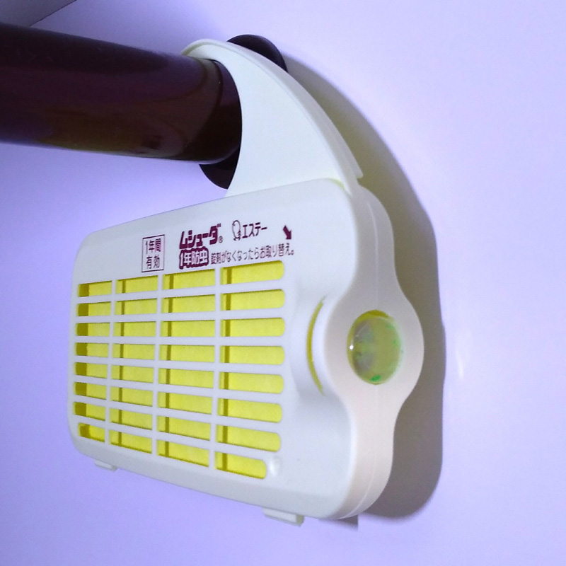 【節約術】クローゼット、洋タンスに吊り下げる防虫剤の工夫