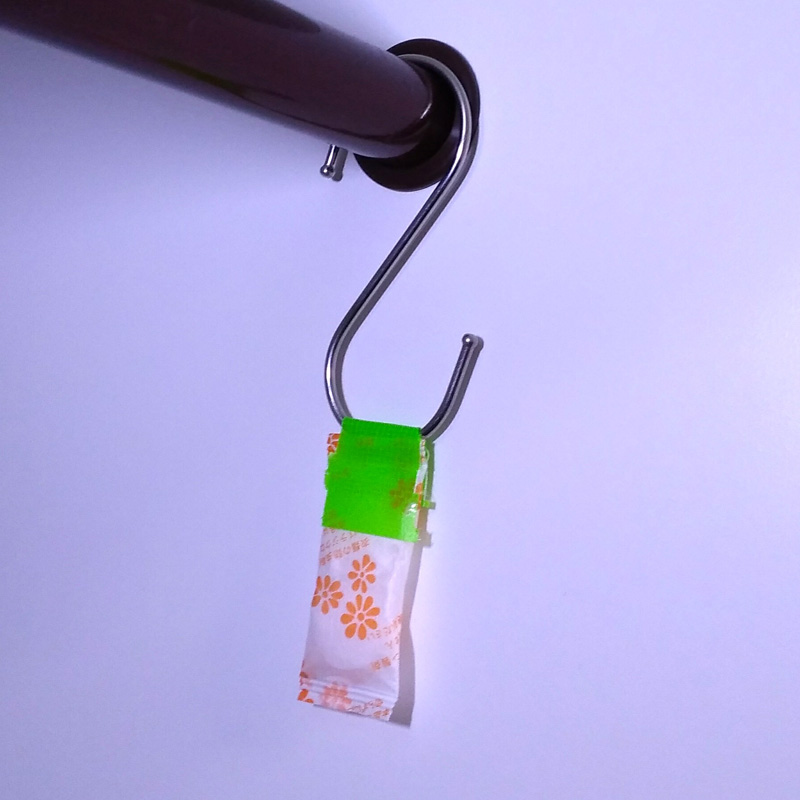 【節約術】クローゼット、洋タンスに吊り下げる防虫剤の工夫