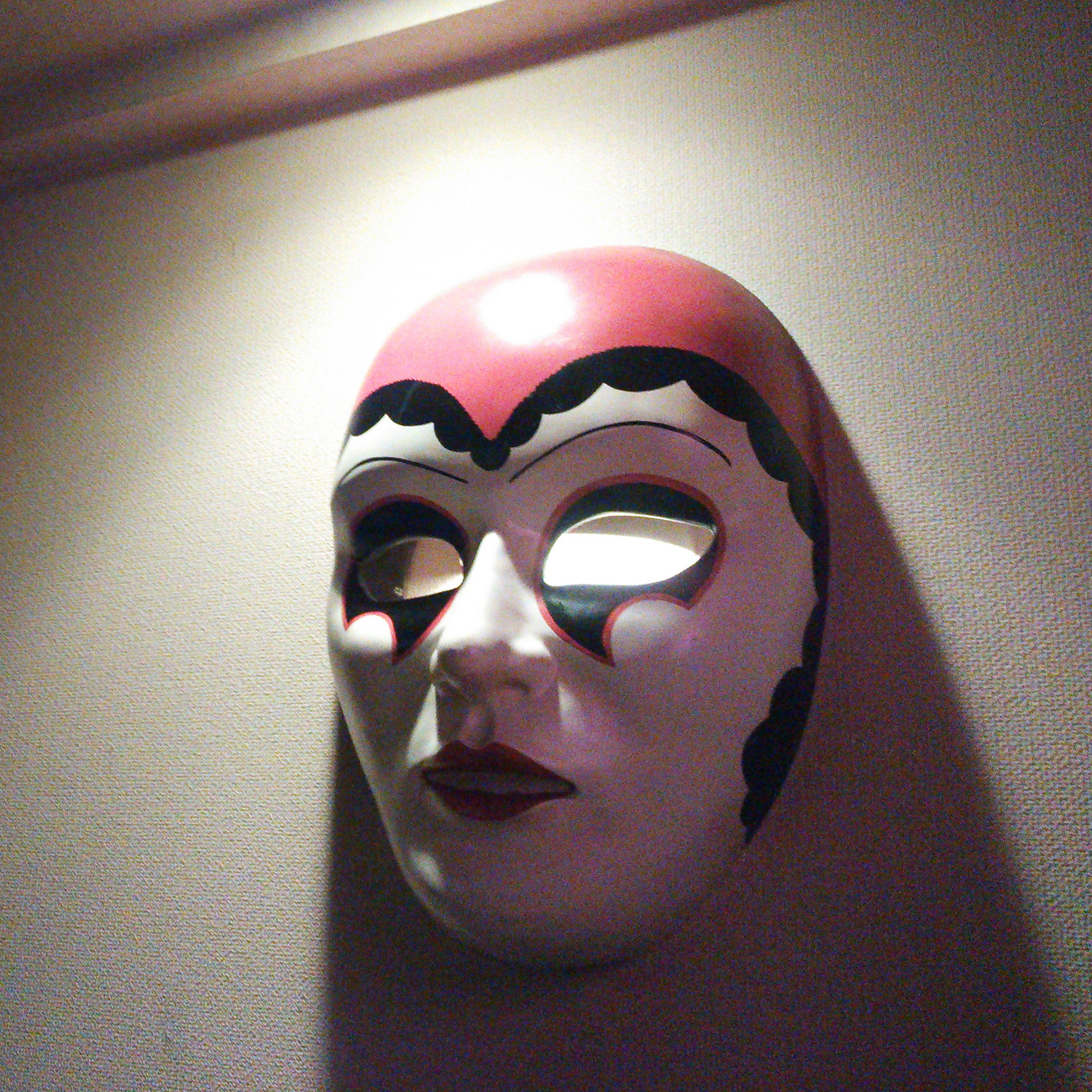 小岩のバー情報、壁掛けお面