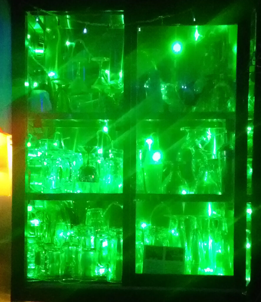 小岩のバー、Bar CLIMAXx のグラス棚