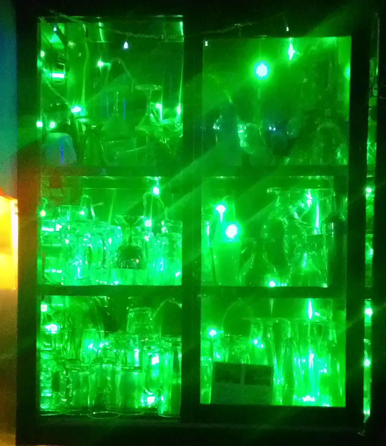 小岩のバー、Bar CLIMAXx のグラス棚